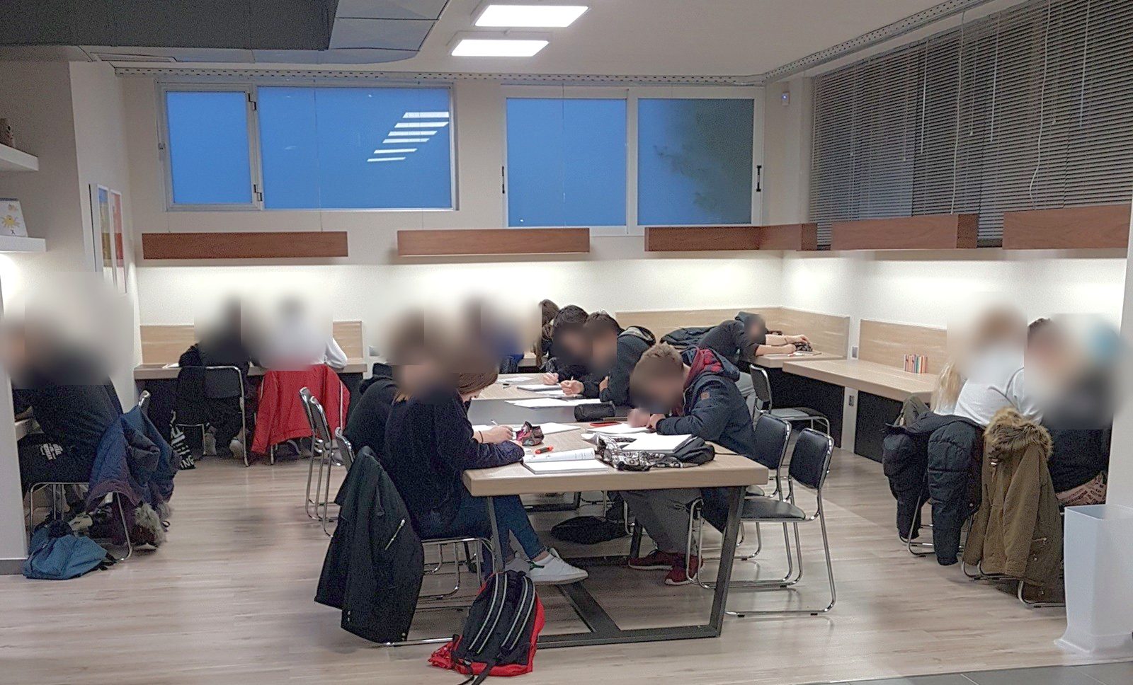 Μαθητές μελετούν στον χώρο του φροντιστηρίου